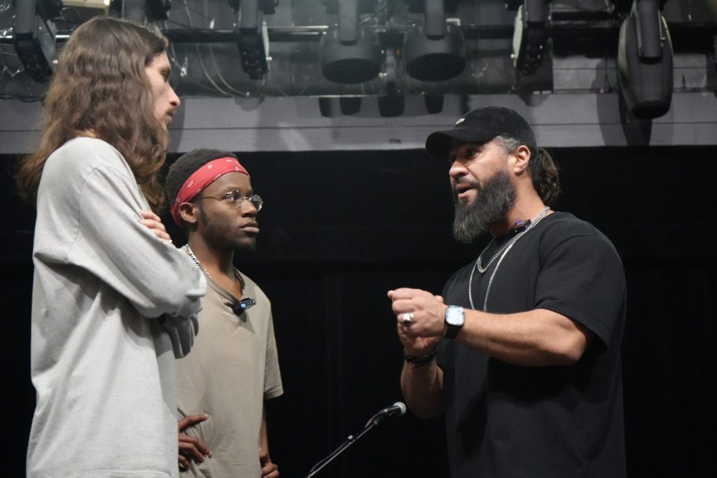 Coaching scénique RapLive : un intervenant échange avec deux artistes sur scène