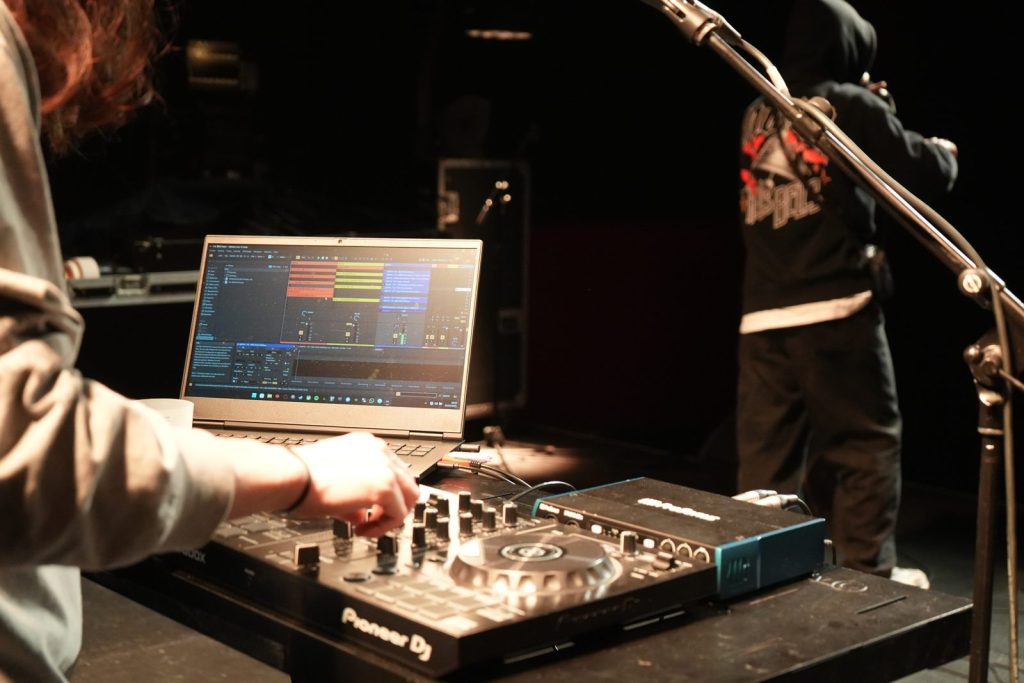 Régie son RapLive : platine DJ et ordinateur sur scène pendant une répétition