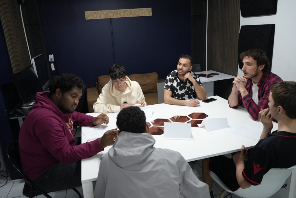 Atelier d'écriture Urbanciné autour d'une table chez Mot'son Creative